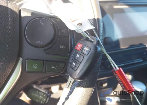 2017 Toyota Corolla Le z USA, uszkodzony, nr VIN 5YFBURHE2HP722637